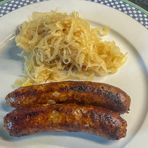 zwei fränkische Bratwürste mit Sauerkraut