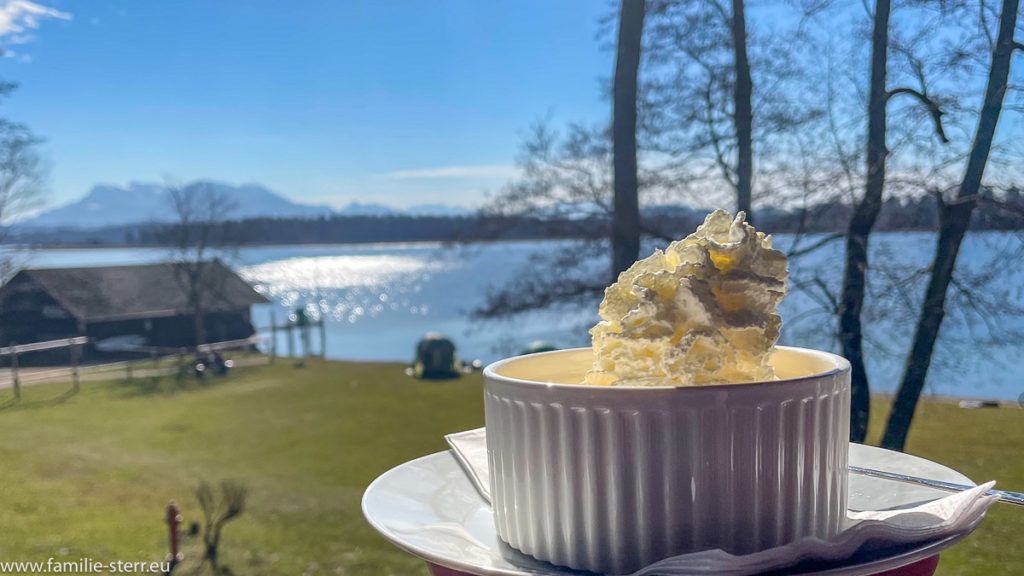 ein Bescher mit Vanilleeis mit Sahne am Chiemsee bei Urfahrn