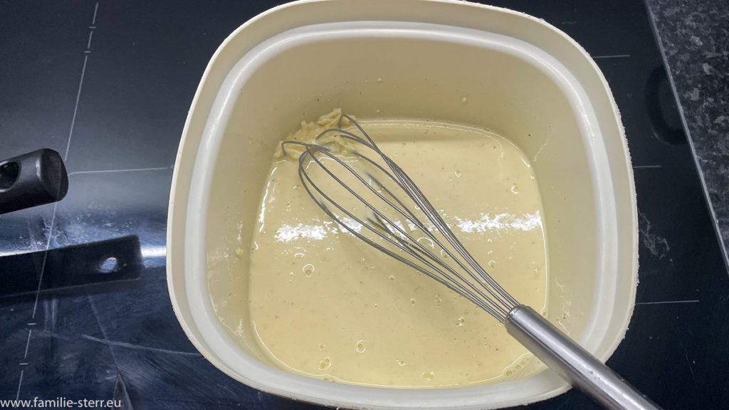 Sahne - Eigelb - Käse - Mischung als Basis für die Füllung der Quiche