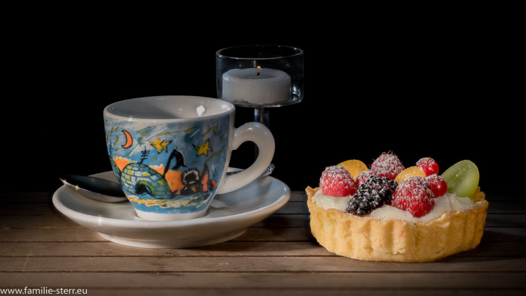 Astrids Furchttörtchen mit einer Tasse Espresso