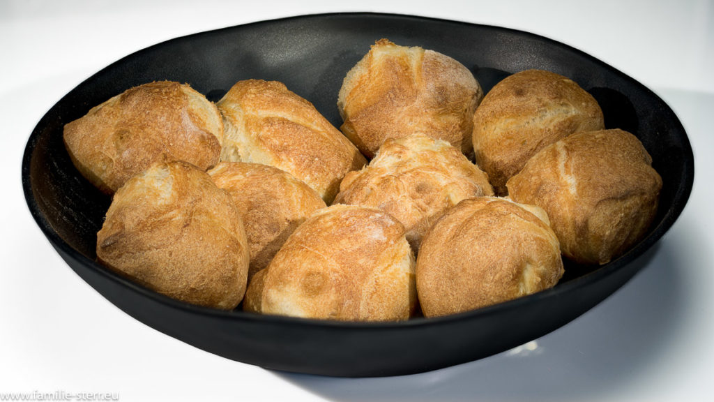 Frühstücks - Brötchen in einer schwarzen Schale