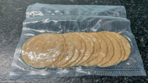abgepackte Scheiben vom Hühnerbrustaufschnitt