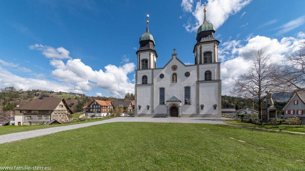 Maria Bildstein in Vorarlberg - Portal mit zwei Türmen