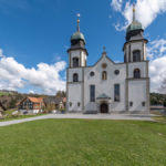 Maria Bildstein in Vorarlberg - Portal mit zwei Türmen