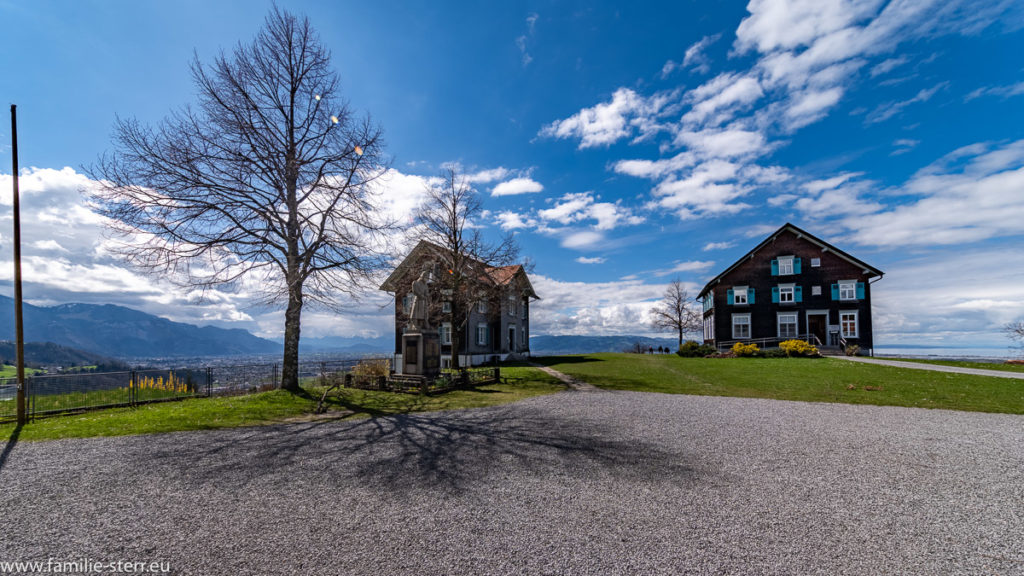 Pfarramt und Rathaus vor der Basilika Maria Bildstein in Vorarlberg