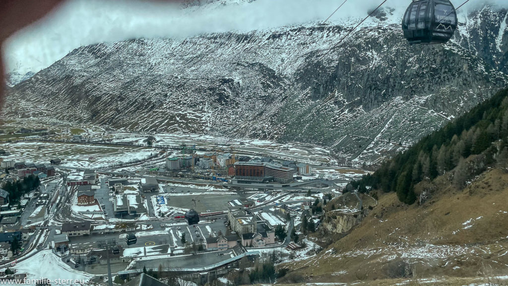 Blick von der Bahnstrecke über den Oberalppass zurück nach Andermatt