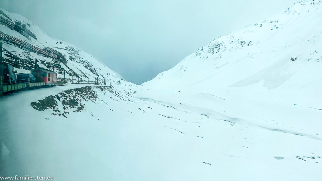 schneebedeckte Umgebung an der Bahnstrecke über den Oberalppass