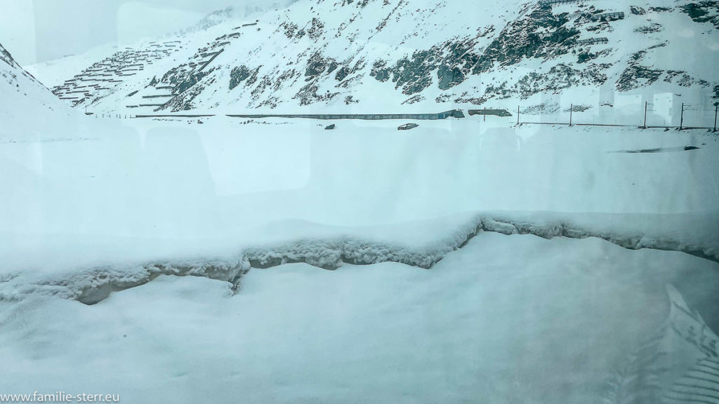 schneebedeckter Oberalpsee