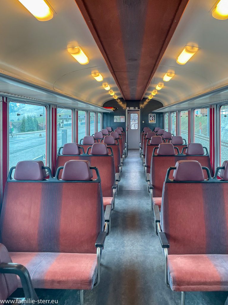 leerer Passagierwaggon am Autoverlad Oberalppass der Matterhorn - Gotthard - Bahn