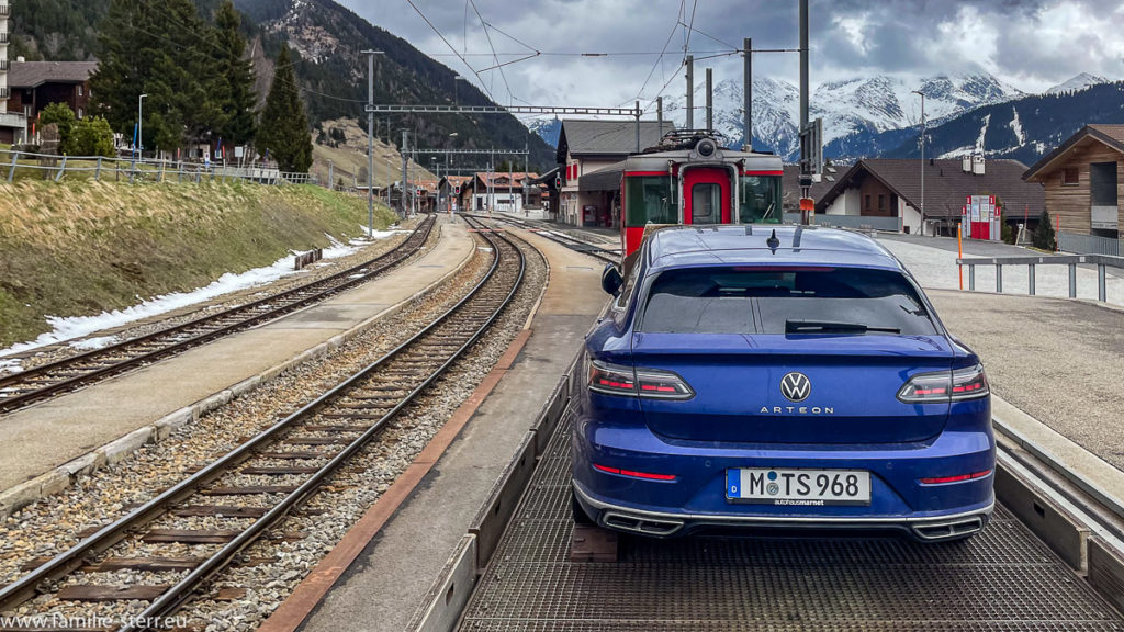 unser Auto auf dem Autozug über den Oberalppass an der Endstation Sedrung bei einer der letzten Fahrten überhaupt