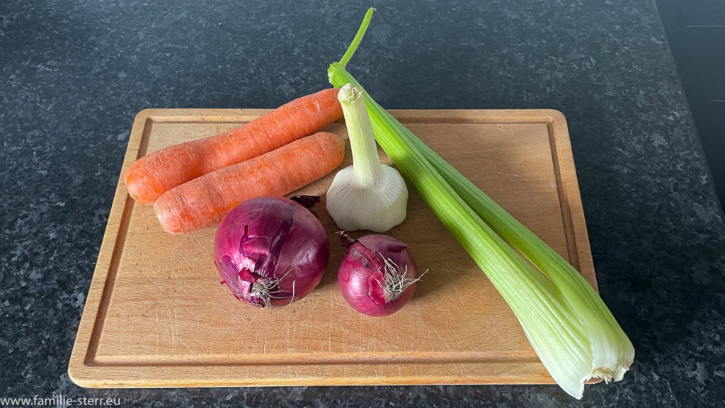 Karotten, rote Zwiebeln, Selleriestangen und Knoblauch für das Brasato vom Wildschwein