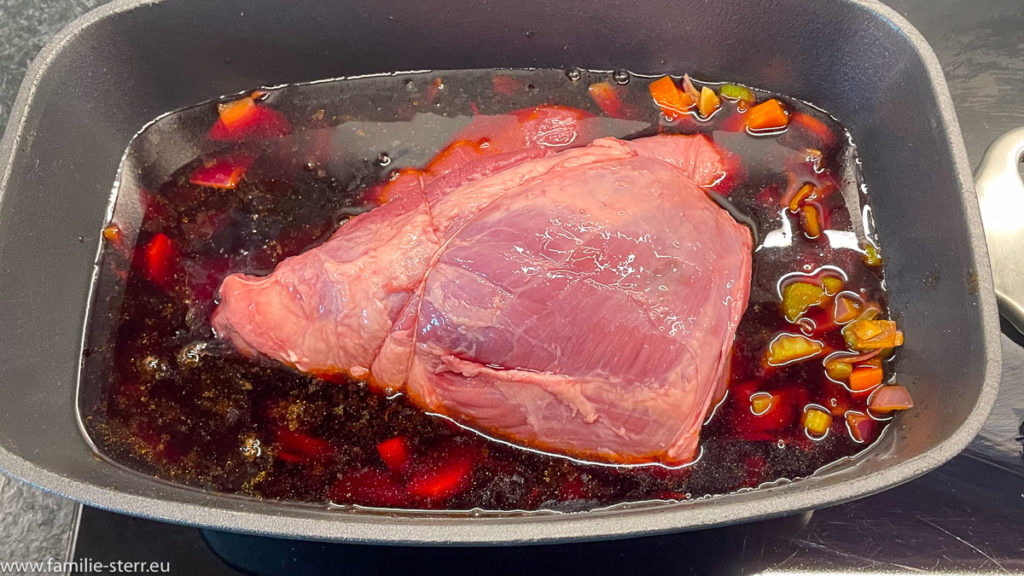zusammengebundene Wildschweinschulter in Rotwein eingelegt