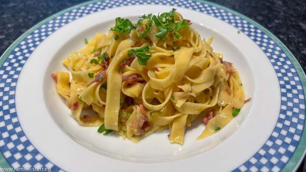 Teller Nudeln mit Carbonara - Soße