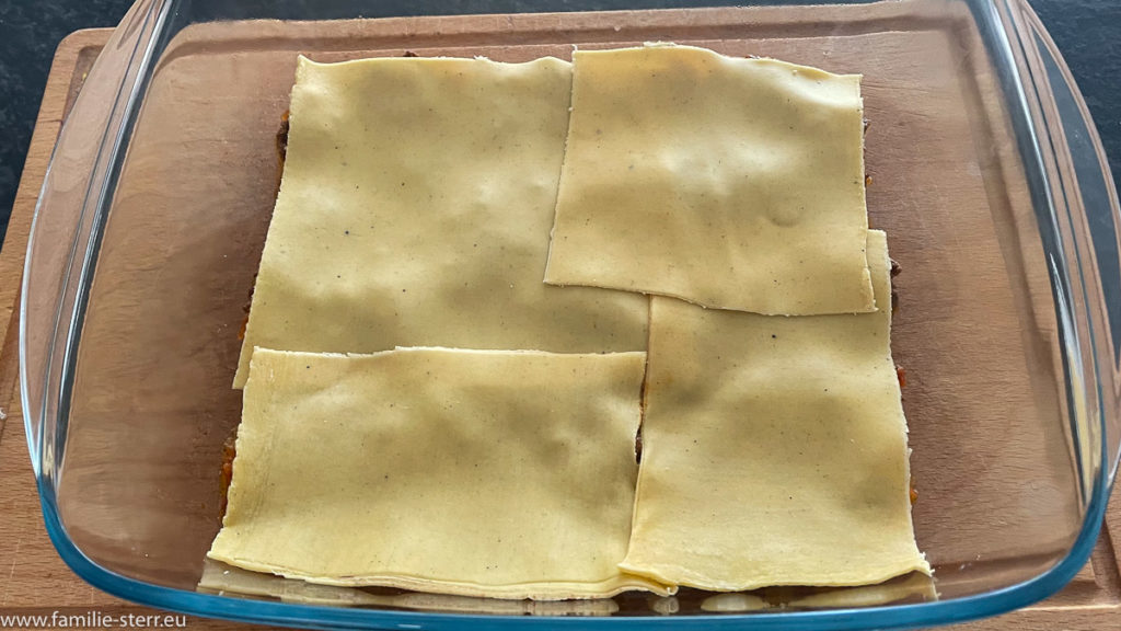 Schicht aus selbstgemachten Nudelplatten für die hausgemachte Lasagne