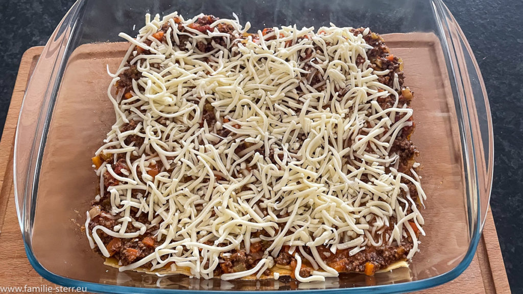 etwas geriebener Käse als Zwischenschicht für die hausgemachte Lasagne