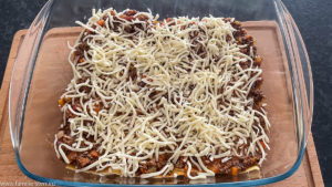 etwas geriebener Käse als Zwischenschicht für die hausgemachte Lasagne