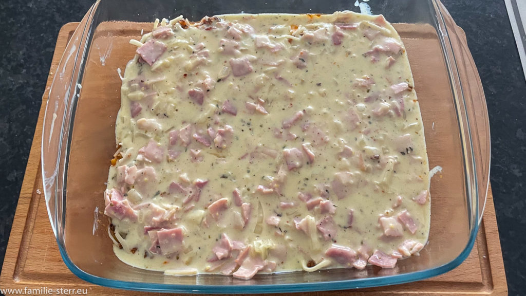 Bechamelsauce mit Schinken und Zwiebeln als Schicht in der Lasagne