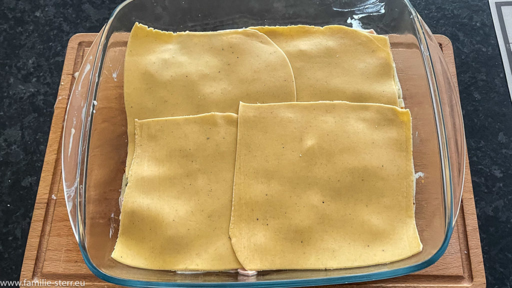 Schicht aus selbstgemachten Nudelplatten für die hausgemachte Lasagne