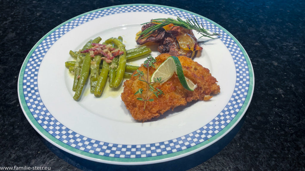 Wiener Schnitzel mit Bohnengemüse und Bratkartoffeln / Tellerbild
