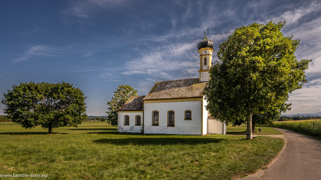 Kirche St. Johannes der Taeufer neben der alten Brennerstraße bei Raisting