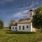 Kirche St. Johannes der Taeufer neben der alten Brennerstraße bei Raisting