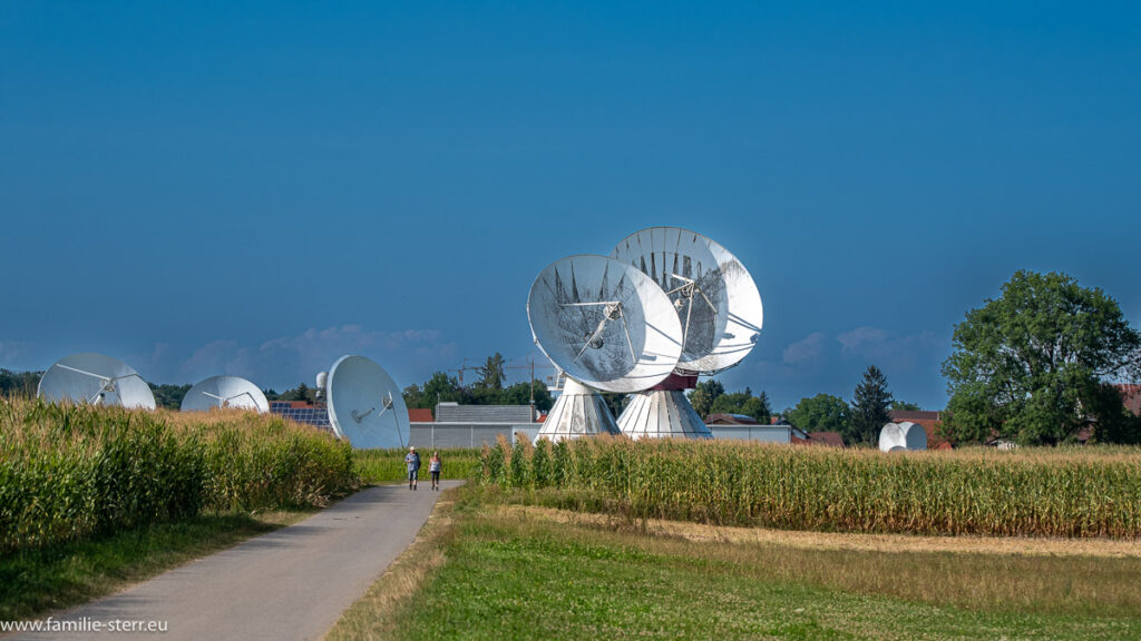 Alte Brennerstraße führt durch Parabolantennen im bayerischen Voralpenland