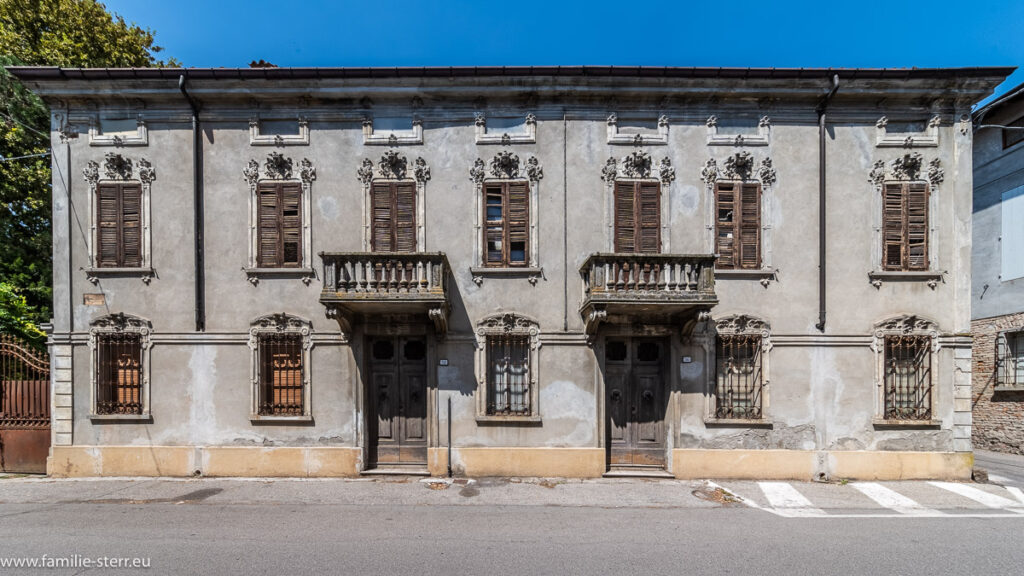 altes und leicht ramponiertes Haus in Brescello in der Po - Ebene