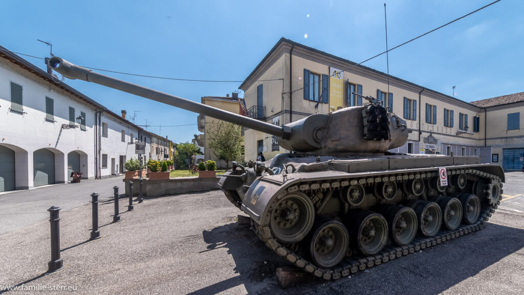 Panzer aus den Don Camillo - -FIlmen vor dem Museum in Brescello