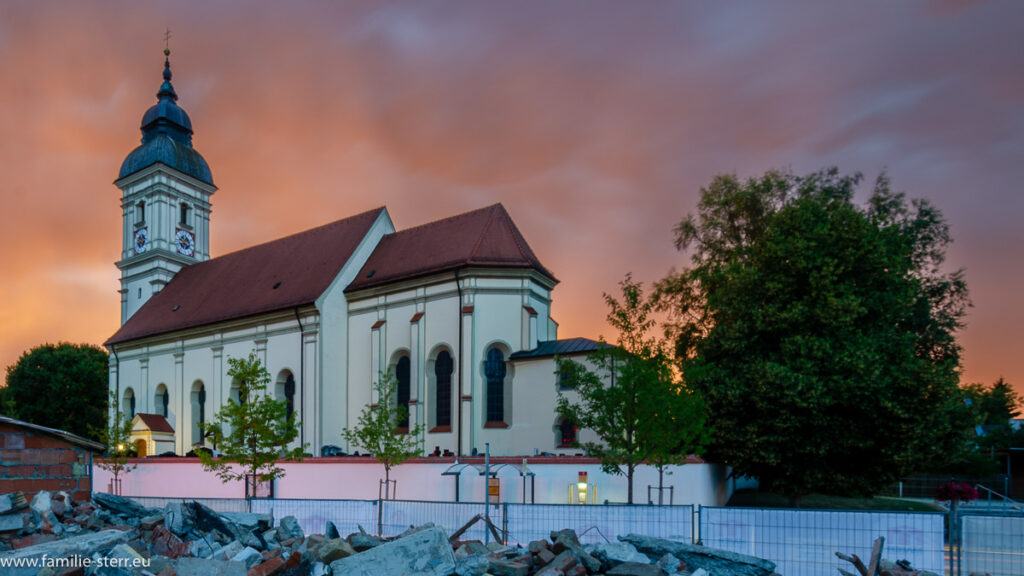 Blick über die Reste der ehemaligen Bäckerei Langer auf die Kirche Altenerding