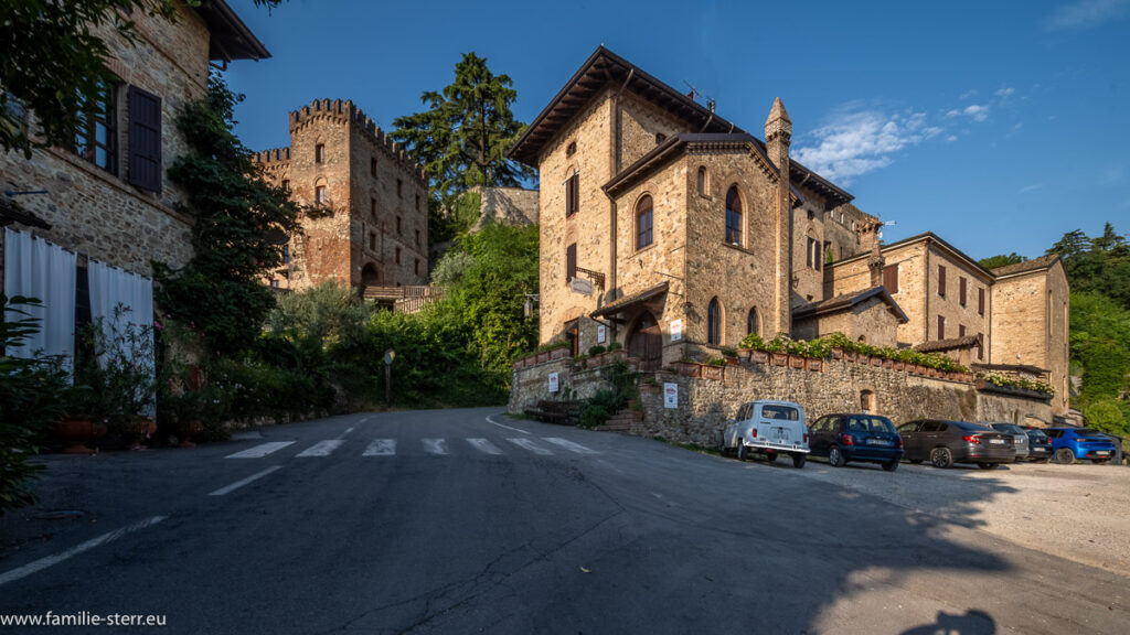 Blick auf den alten Wachturm und das Haupthaus des Borgo