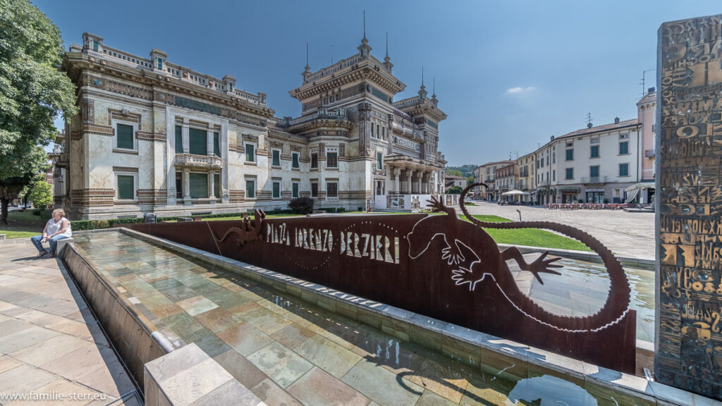 Piazza Berzieri mit Brunnen und Fassade der Terme Berzieri