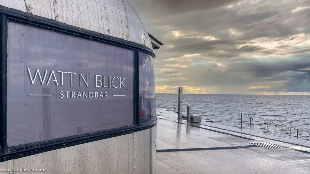 Watt N Blick - Strandbar Blick entlang der Bar auf das Wattenmeer vor Norddeich