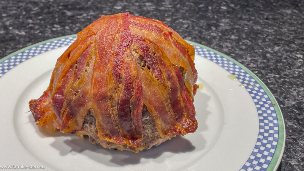 eine fertige Brokkoli - Bomb mit Cross gebackenem Bacon