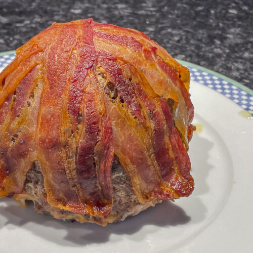 eine fertige Brokkoli - Bomb mit Cross gebackenem Bacon