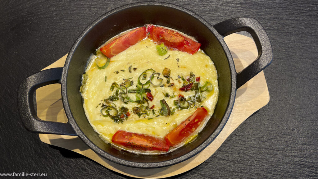 eine kleine Pfanne mit überbackenem Feta und Tomaten aus Astrids Käseküche