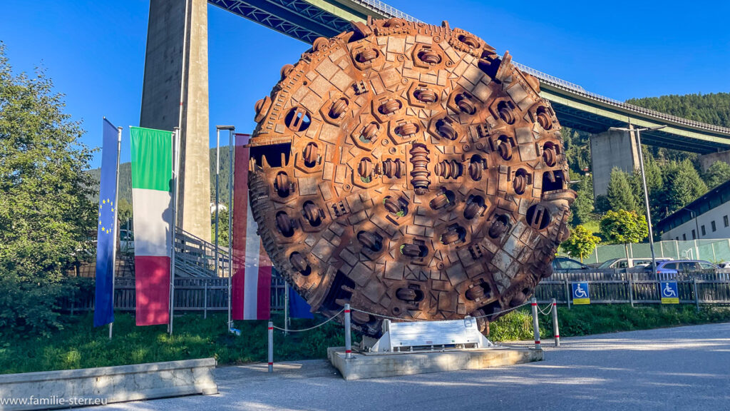 Der Bohrkopf einer Tunnelborhmaschine vor der Ausstellung zum Brenner-Basis-Tunnel beim JUFA-Hotel Wipptal in Tirol