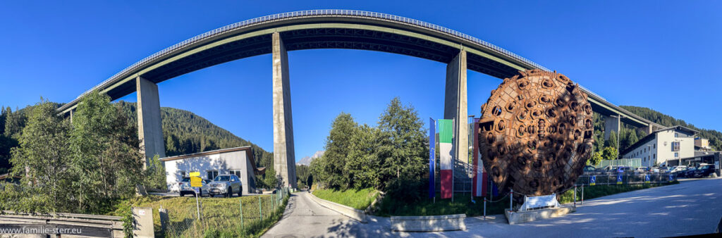 Das JUFA Hotel und die Ausstellung zum Brenner -Basis-Tunnel unter der Brücke der Brenner-Autobahn über das Wipptal