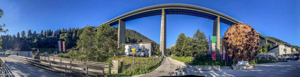 Das JUFA Hotel und die Ausstellung zum Brenner -Basis-Tunnel unter der Brücke der Brenner-Autobahn über das Wipptal