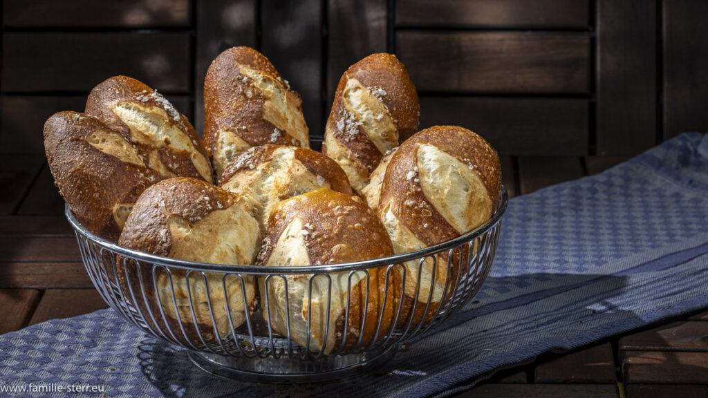 frisch gebackene Laugensemmeln und Laugenstangen aus Astrids Bäckerei in einem Brotkorb