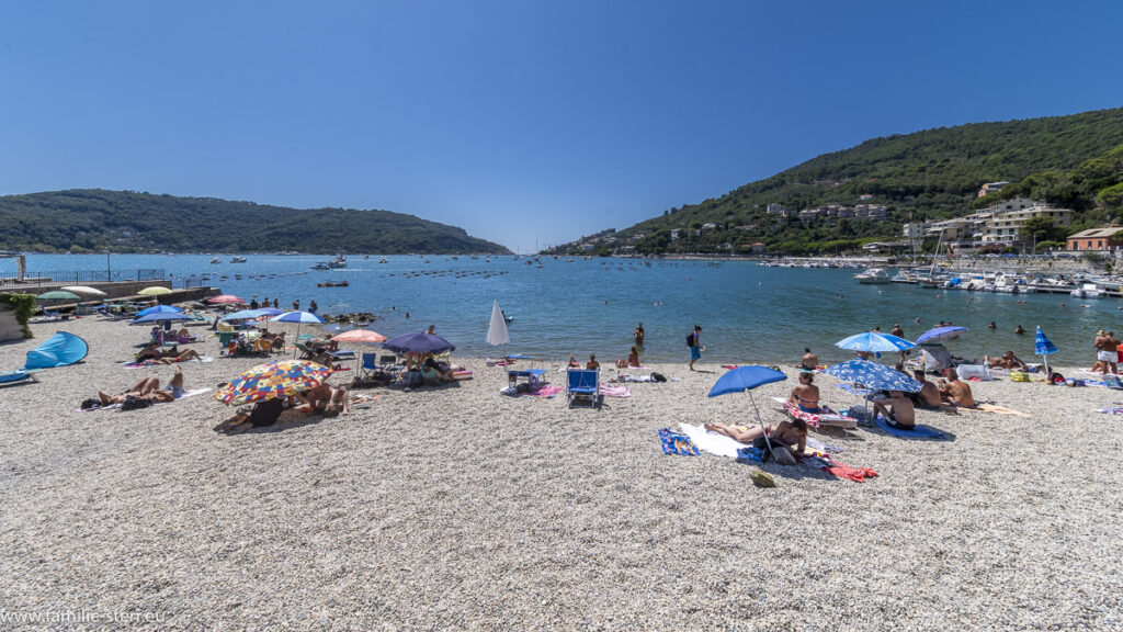 Badestrand in der Bucht von Portovenere bei La Spezia