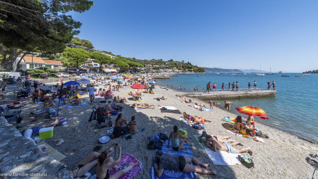 Badestrand in der Bucht von Portovenere bei La Spezia