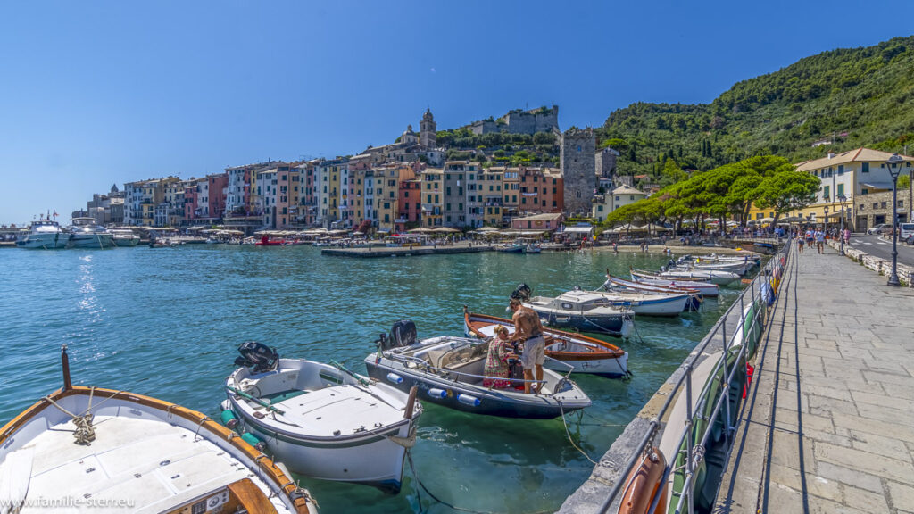 Blick auf die farbenfrohen Häuser der Altstadt von Portovenere an der Uferpromenade