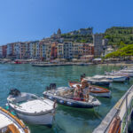 Blick auf die farbenfrohen Häuser der Altstadt von Portovenere an der Uferpromenade