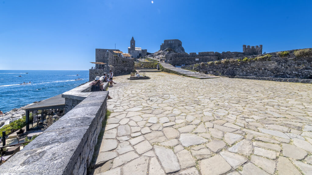 die Kirche San Pietro bei Portovenere auf einem Felsen hoch über der Steilküste am Mittelmeer