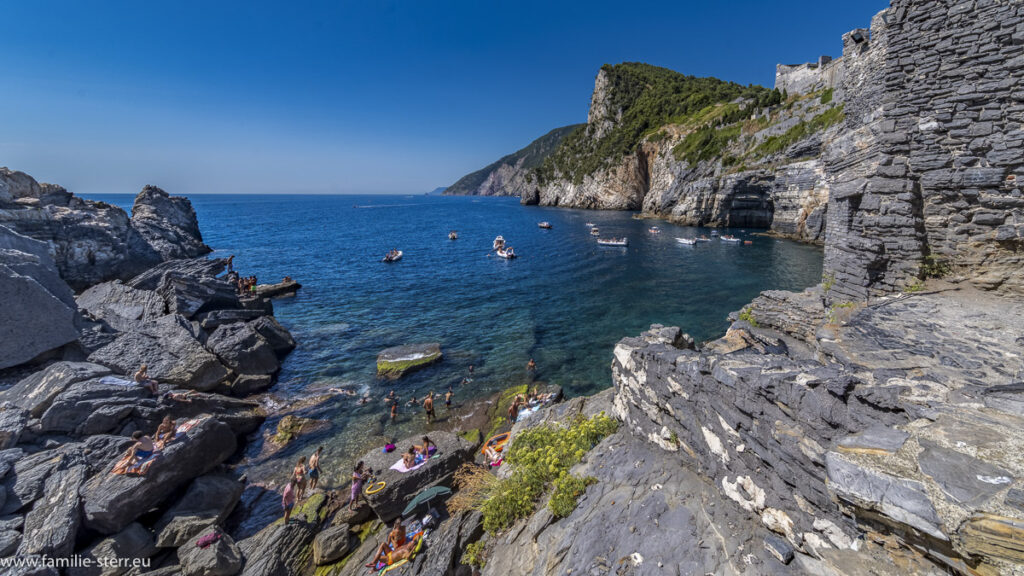 Steilküste mit Grotte und einigen Booten bei Portovenere
