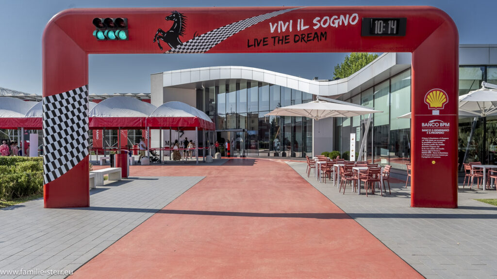 Eingang zum Ferrari - Museum bei Maranello