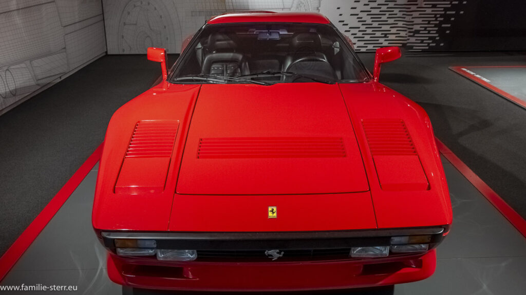 roter Sportwagen im Ferrari - Museum in Maranello