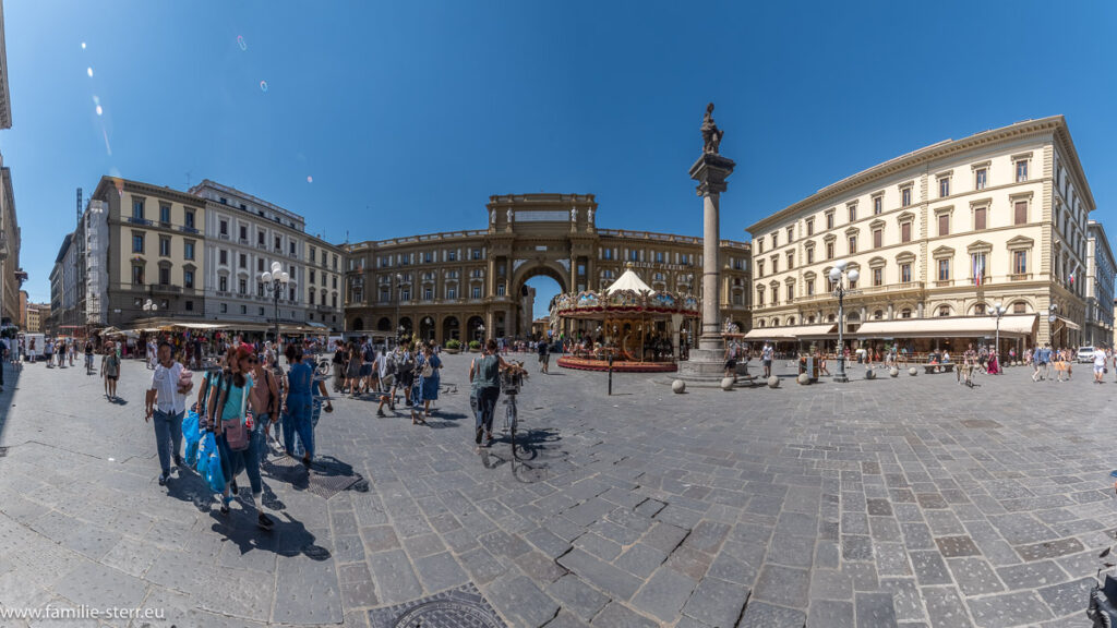 Piazza della Repubblica in Florenz bei strahlend blauem Himmel