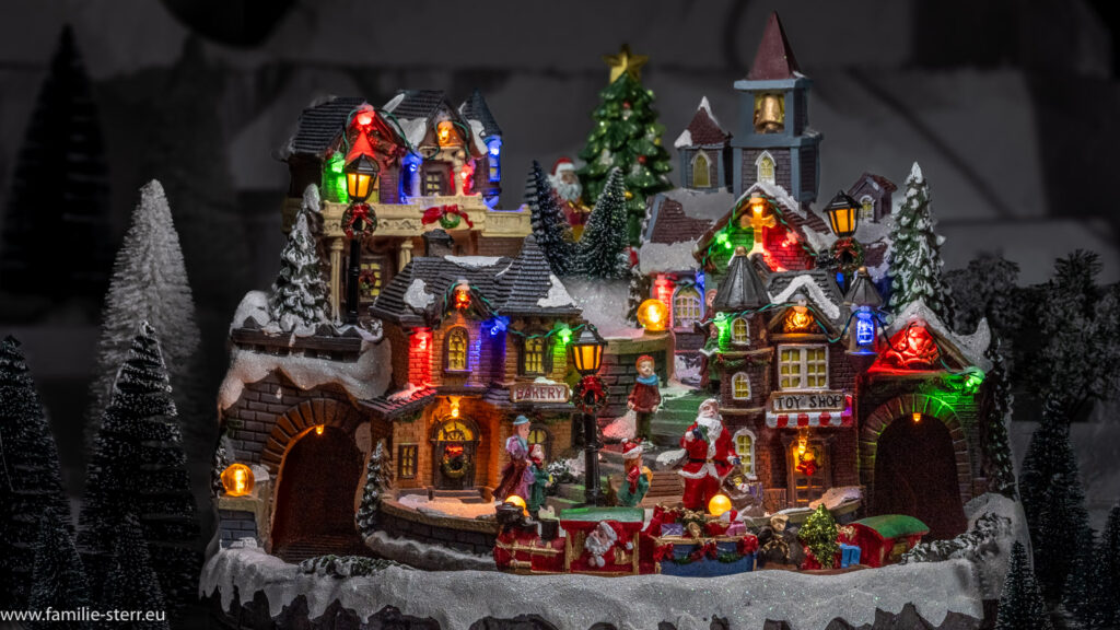 weihnachtslicht Spieluhr mit einem Zug umvielen beleuchteten Gebäuden