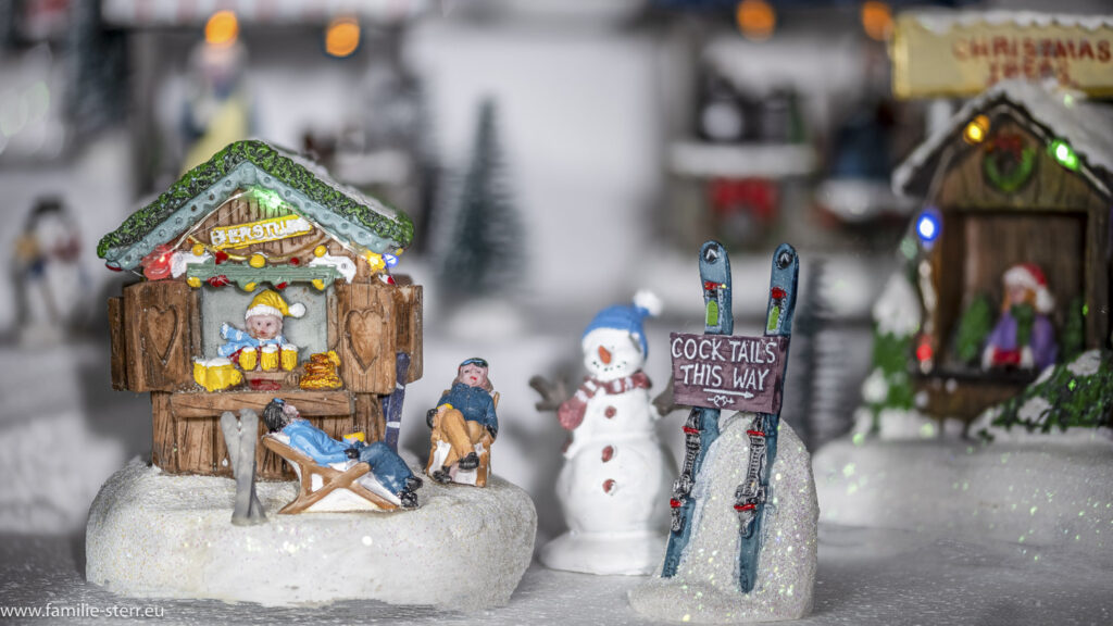 Ein Stand mit Bier im Christmas - Village